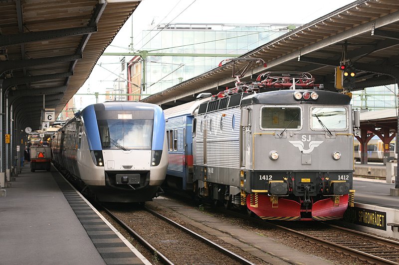 Rc6 1412 wartet am 07.09.2006 in Gteborg mit einem Intercity auf die Abfahrt nach Karlstad.