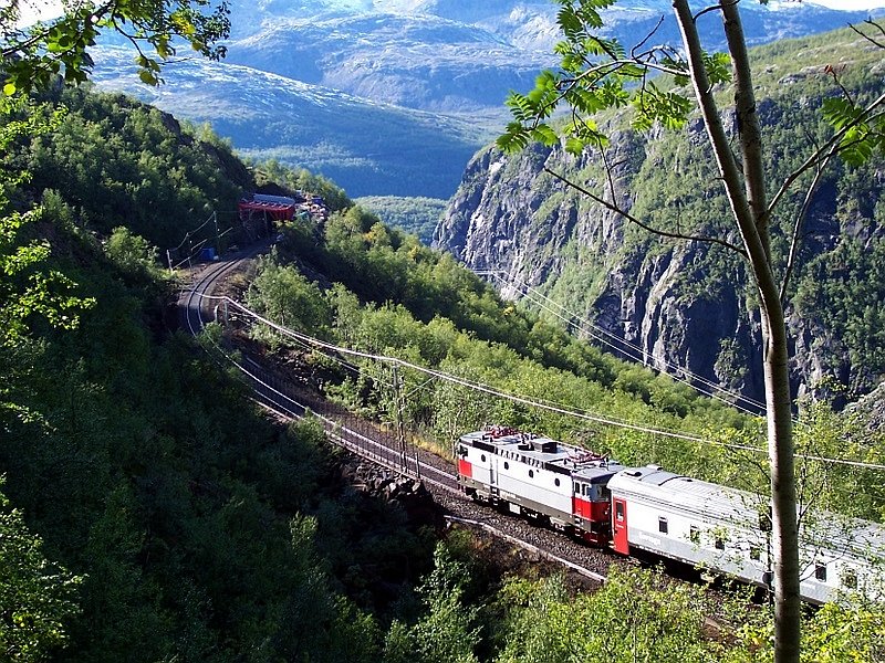 Rc6 mit Nachtzug Stockholm - Narvik am 01.09.2007 im landschaftlich sehr sch�nen Abschnitt entlang des Norddalen zwischen S�sterbekk und Katterat, aufgenommen vom Rallarveien (Eisenbahnweg).