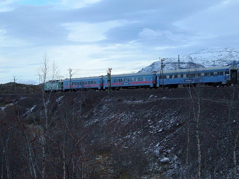 Rc6 mit Regionalzug Narvik - Lulea am 07.10.2006 zwischen Vassijaure und Riksgrnsen. Ich war in Vassijaure ausgestiegen, um auf dem schwedischen Rallarvgen nach Riksgrnsen zu wandern, nach fast einer Stunde kam endlich der versptete Gegenzug.