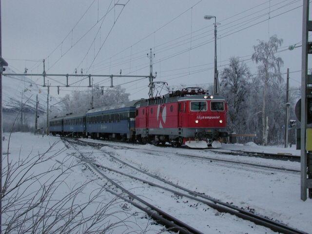 Rc6 Nr. 1 der Tgkompaniet mit dem Personenzug Narvik - Lule am 31.01.2003 in Abisko .
