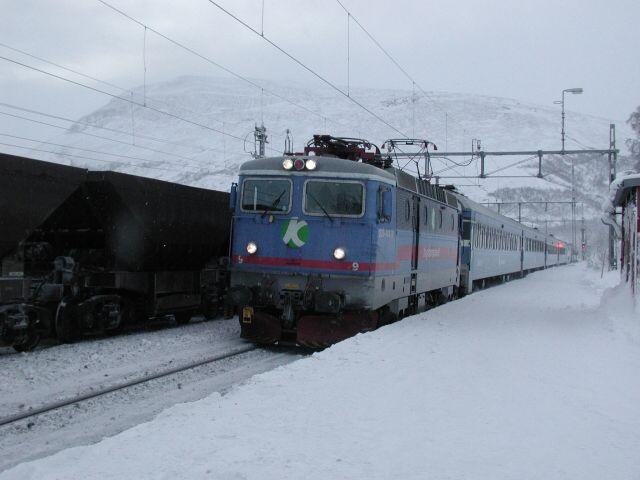 Rc6 Nr. 9 der Tgkompaniet mit dem Express Stockholm - Narvik am 01.02.2003 in Bjrkliden.