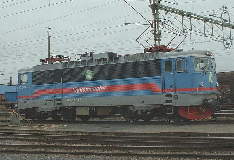 RC6 Nr.9 am 07.09.2002 in Lulea. Die Loks wurden von der SJ bernommen, Lackierung ist die gleiche, nur der Schriftzug  tagkompaniet  und der grne Kreis mit weien K wurden zustzlich angebracht.