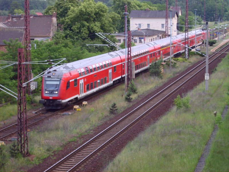 RE 1 durchfhrt den Bahnhof Ziltendorf auf dem Weg nach Magdeburg ber Frankfurt/Oder,Berlin und Potsdam.15.06.06