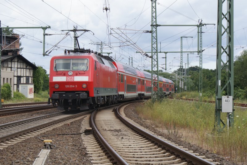 RE 1 geschoben von der 120 204-3 kurz nachdem verlassen des Schweriner Bahnhofes am 26.07.2009.