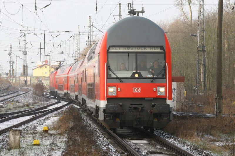 RE 1 von Hamburg nach Rostock fhrt in Bad Kleinen auf Bahnsteig 2 ein. 02/2007