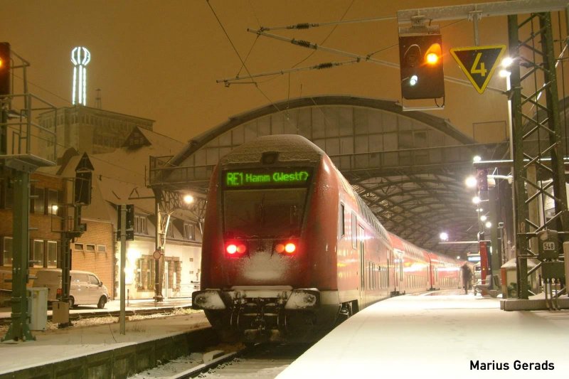 RE 1 nach Hamm (Westf.) steht schn eingeschneit im Aachener Hbf rum und wartet auf seine Abfahrt. (23.11.2008)