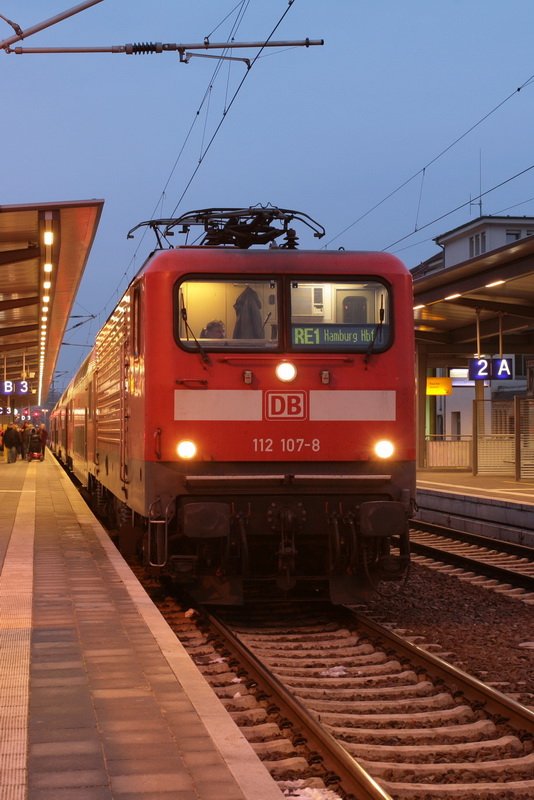 RE 1 von Rostock nach Hamburg h�lt gerade am Bahnsteig 3 in Schwerin Hbf. Gezogen wird er heute von der 112 107-8. 13.01.2009