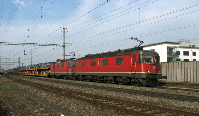 Re 10/10 mit Autozug bei Rheinfelden am 14.03.2009