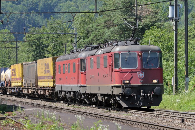 Re 10/10 mit Gterzug im Bhf Hornussen/AG in Richtung Brugg/AG (19.Juni 2007)