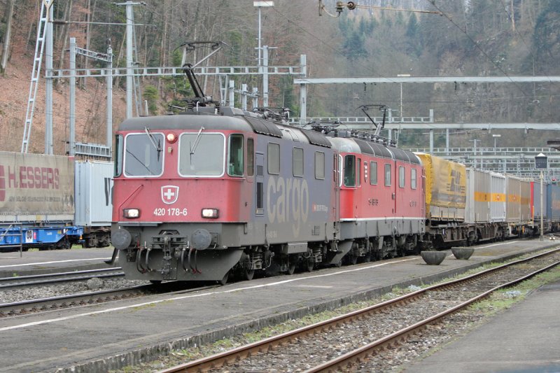 Re 10/10 mit Gterzug in Effingen am Bzberg (zwischen Brugg und Frick, Kt.Aargau)