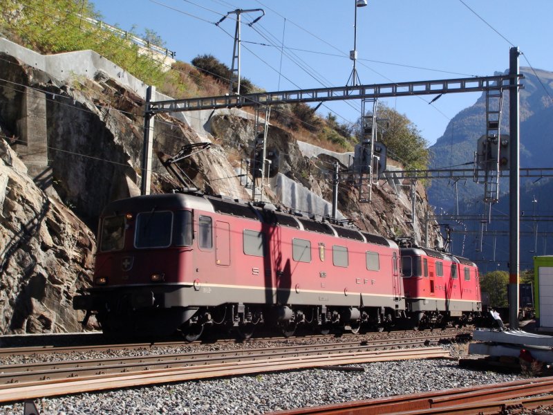 Re 10/10 mit GZ bei der Durchfahrt in Lalden am 16.10.2007