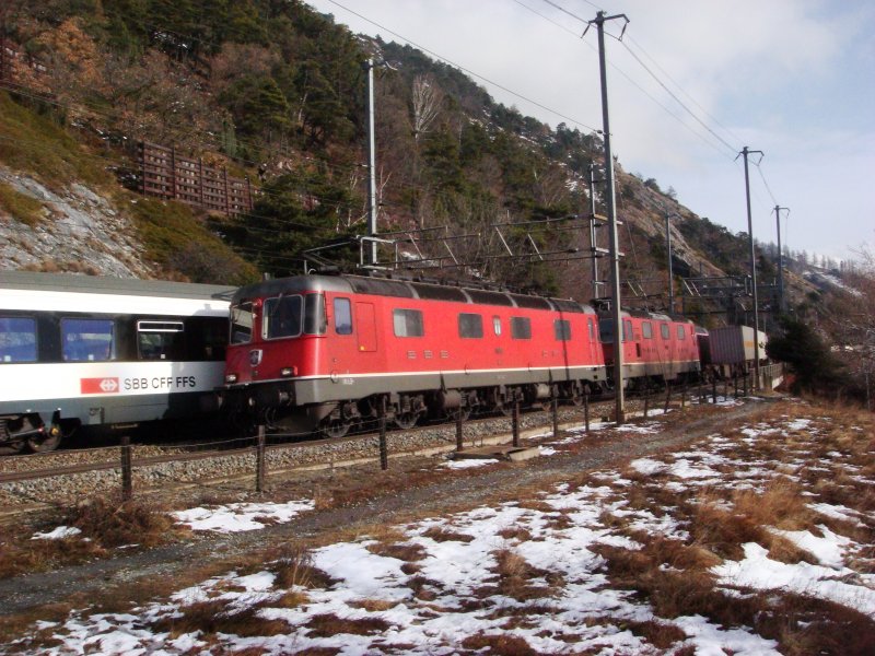 Re 10/10 mit GZ bei Hohtenn am 6.12.2007