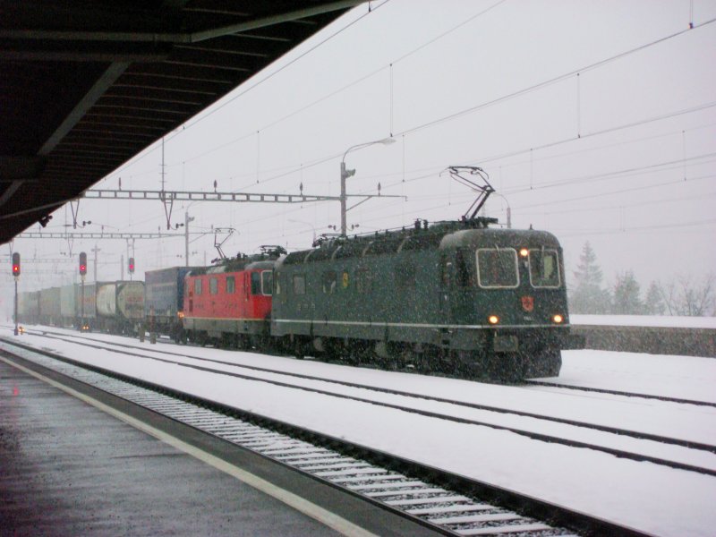 Re 10/10 mit GZ bei der Einfahrt in Gschenen am 22.01.2008