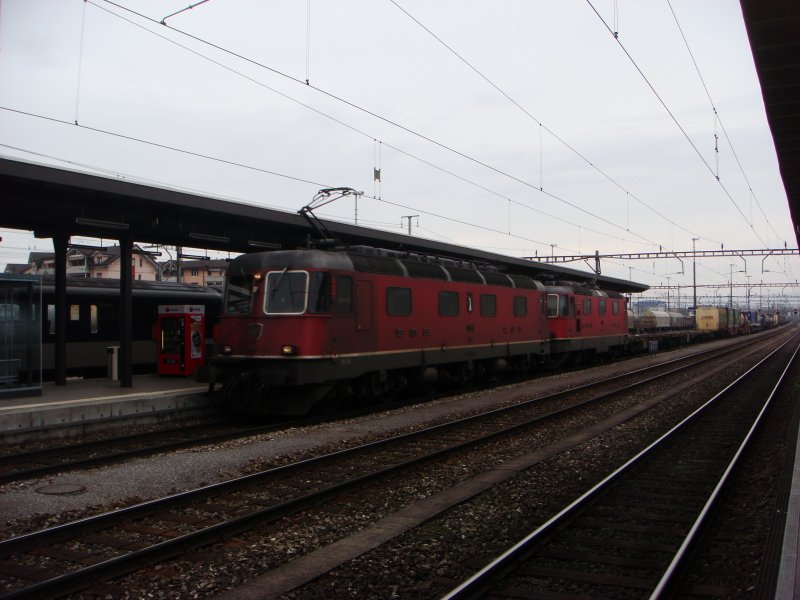 Re 10/10 mit GZ bei Rotkreuz am 09.04.2008