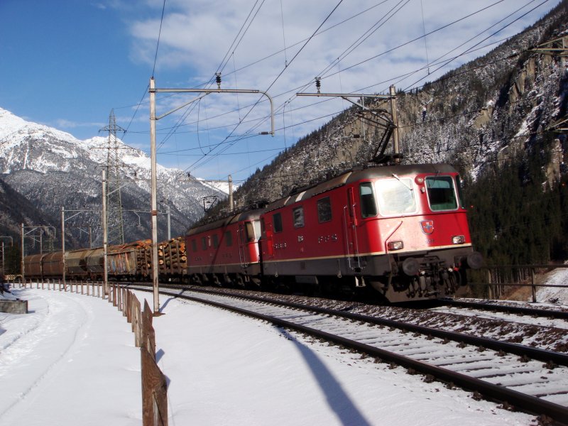 Re 10/10 mit GZ kurz vor Gschenen am 23.01.2008