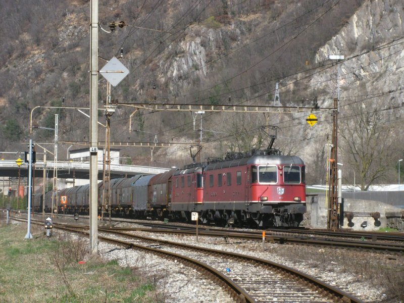Re 10/10 mit GZ sdwrts bei Castione am 13.03.2009