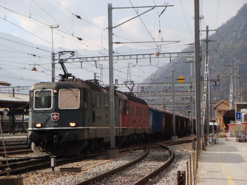 Re 10/10 mit Holzschnitzelzug bei der Einfahrt in Brig am 6.11.2007