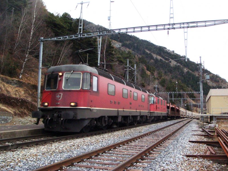 Re 10/10 mit leeren Autowagen bei Hohtenn am 1.12.2007