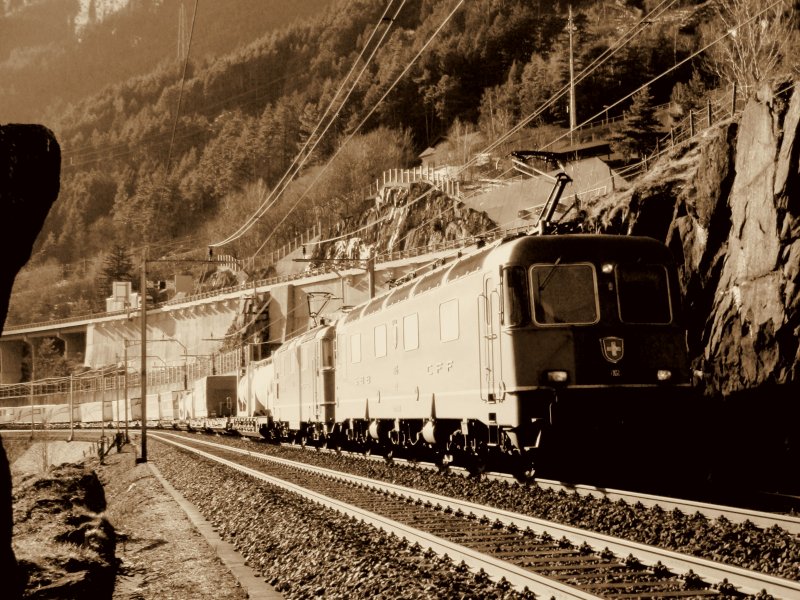 Re 10/10 mit Schni/Zingg-Fruchtexpress nach Aarau am 24.01.2008 unterhalb Wassen.