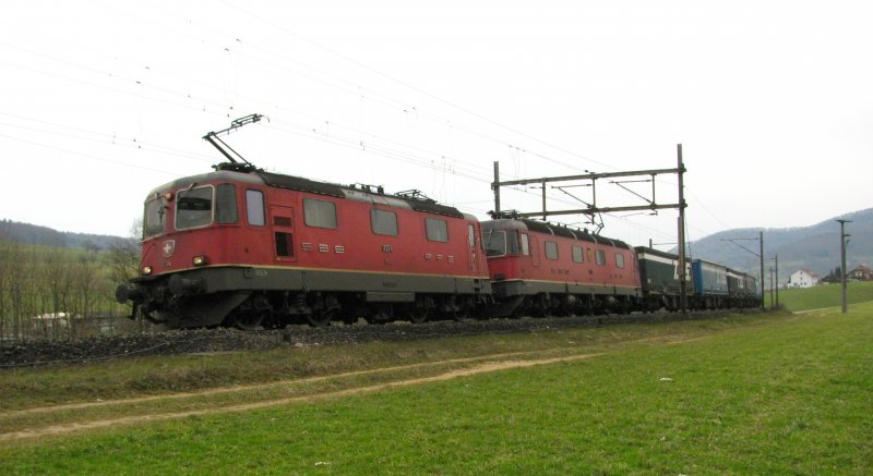 Re 10/10 mit TTS- Geti  ber den Ltschberg am 14.04.2009 bei Gelterkinden.