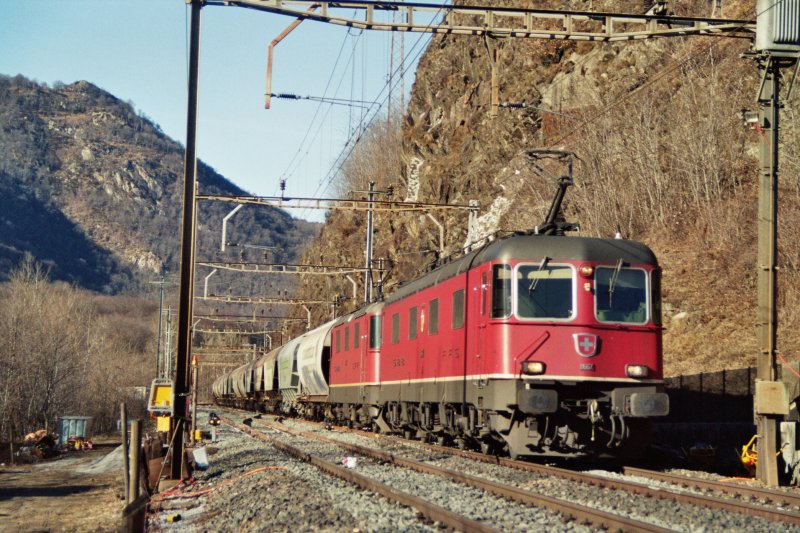 Re 10/10 Packet mit Getreidezug zwischen Mezzovico und Taverne-Torricella im Februar 2005.