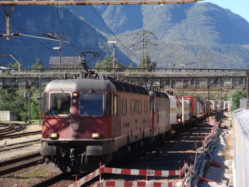 Re 10/10 Packet mit Gterzug beim Bahnhof Bodio am 19.07.2007.Der ganze Bahnhof wird mit Lrmschutzmauern zugemauert.
