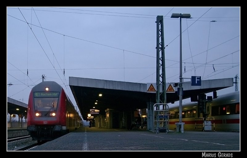 RE 10130 steht in Hamm (Westf.) in wenige Minuten wird dieser Zug nach Aachen aufbrechen. 24.1.2009