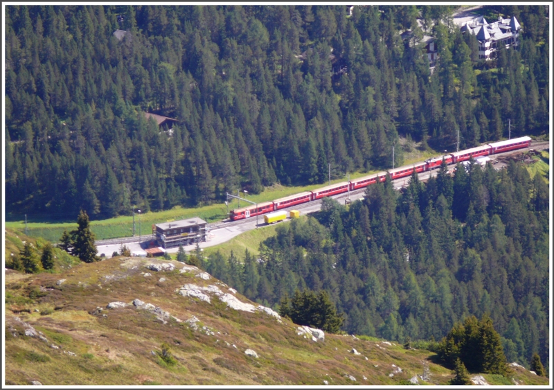 RE 1036 nach Landquart erreicht den hchsten Punkt der Strecke in Davos Wolfgang. Aufnahme vom Panoramawanderwg im Davos Parsenn Gebiet. (30.08.2009)