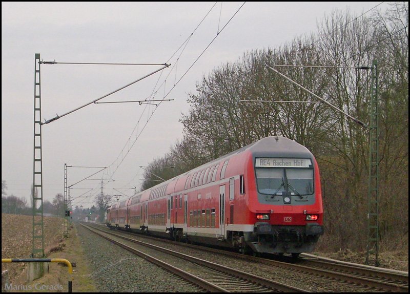 RE 10424 mit Zuglok 111 157 bei der Durchfahrt von der alten Anrufschranke. 1.3.2009