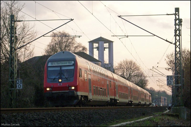 RE 10431 mit Schublok 111 117 bei der Ausfahrt von Geilenkirchen. 3.3.2009