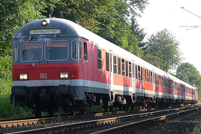 RE 10433 mit 110er Schublok bei der Durchfahrt von S�ggerath, n�chster Halt ist Lindern