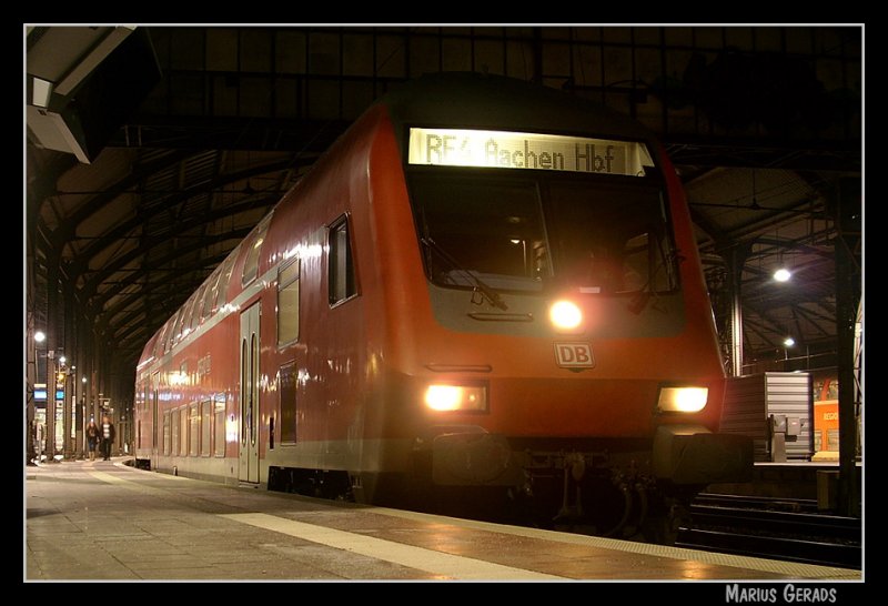 RE 10435 nach Dortmund wartet auf seine Abfahrt aus Aachen Hbf (29.12.2008)