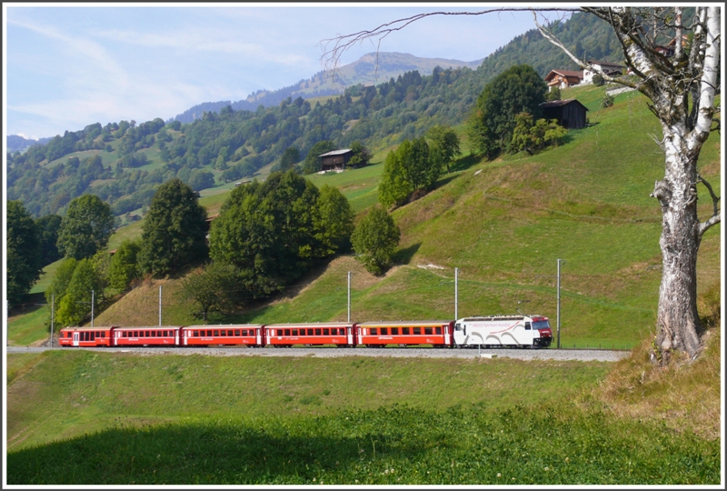 RE 1044 von Davos Platz kurz hinter dem neuen Saaser Tunnel. An der Spitze befindet sich der Steuerwagen 1756 und am Schluss Ge 4/4 III 650  Seewis-Valzeina . Im Gegensatz zu den Scuoler Zgen sind die Davoser verpendelt. (24.09.2009)
