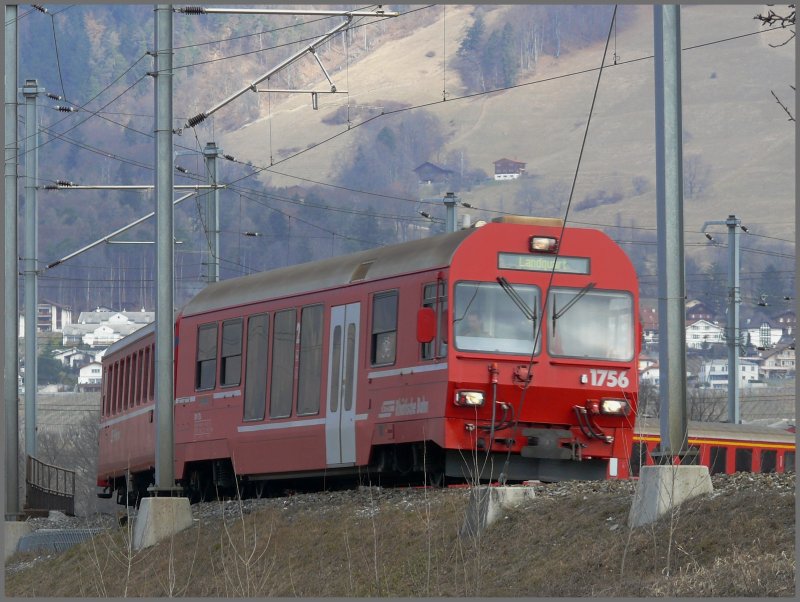 RE 1044 von Davos Platz mit Steuerwagen 1756 biegt in den Bahnhof Landquart ein. (21.02.2008)