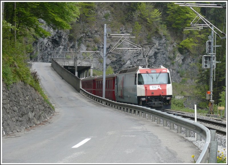 RE 1044 mit Ge 4/4 III 645  Tujetsch  am Schluss verschwindet im Fuchsenwinkeltunnel Richtung Schiers. (05.05.2009)