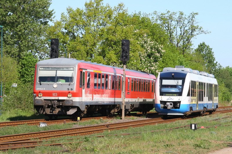 RE 11 nach Schwerin fhrt in Hagenow Stadt an dem am Signal stehenden Sonderzug des Ostseelandverkehrs vorbei. 29.04.2007