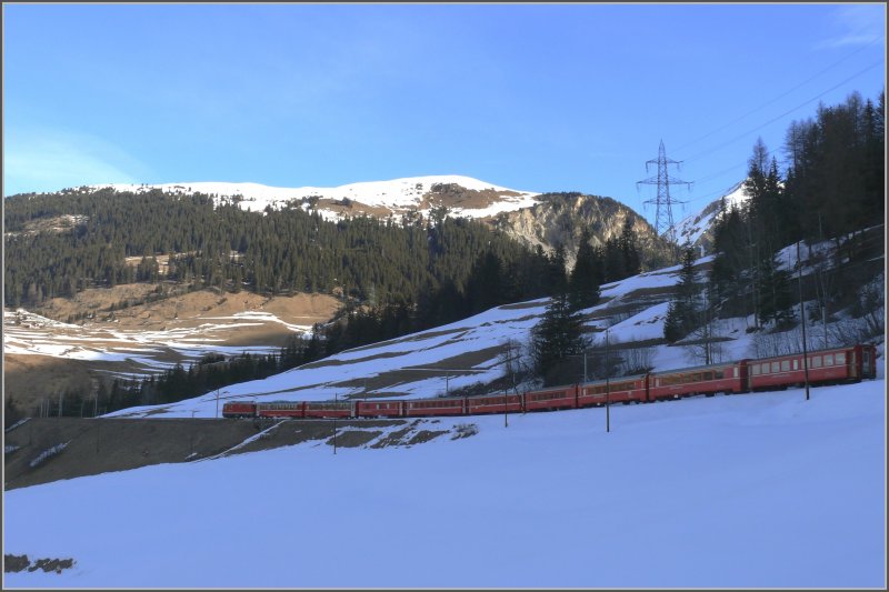 RE 1121 nach St.Moritz windet sich bergwrts auf der mittleren Stufe der Bergner Doppelkehre. (20.02.2008)