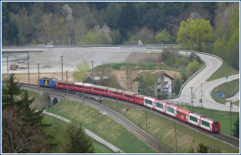 RE 1128 mit GlacierExpress 903 bei der Streckenverzweigung in Reichenau-Tamins. Hier kommen die beiden Strecken der RhB zusammen, sowie Voder- und Hinterrhein und auch die Strassen aus dem Oberland und dem Domleschg. Die Aufnahme entstand auf der Morchelsuche und ich kann euch verraten, es gab mehr Zge auf der RhB als Morcheln im Wald. (16.04.2009)