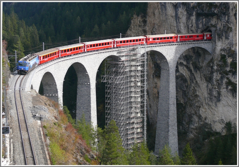 RE 1140 mit Ge 4/4 III 647  Grsch . (24.10.2009)