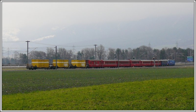 RE 1144 von St.Moritz zwischen Felsberg und Chur West. Zuglok war Ge 4/4 III 648  Susch . Am Schluss des Zuges drei Postcontainer. (14.12.2007)