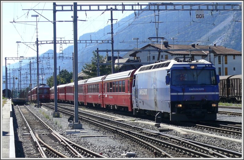 RE 1148 aus St.Moritz mit Ge 4/4 III 648  Susch  an der Spitze kommt von Chur West her Richtung Chur. (24.08.2008)
