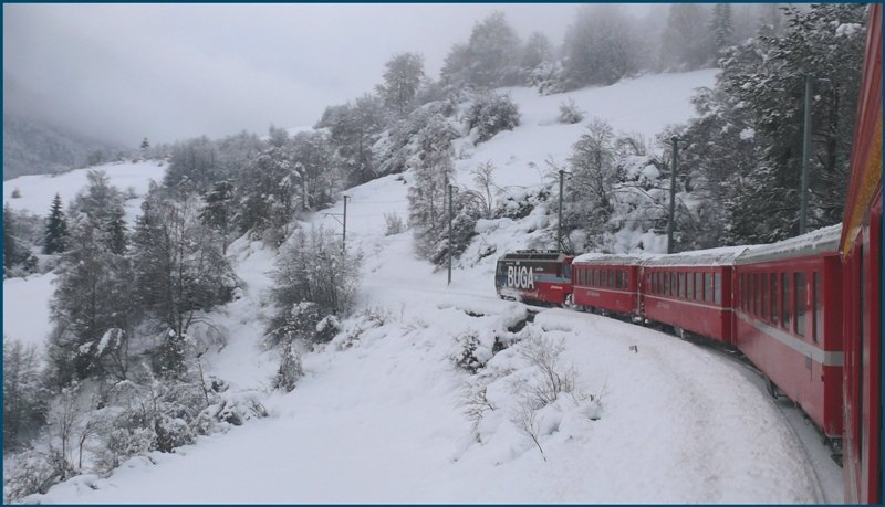 RE 1152 mit der BGA Lok zwischen Filisur und Tiefencastel. (20.01.2009)