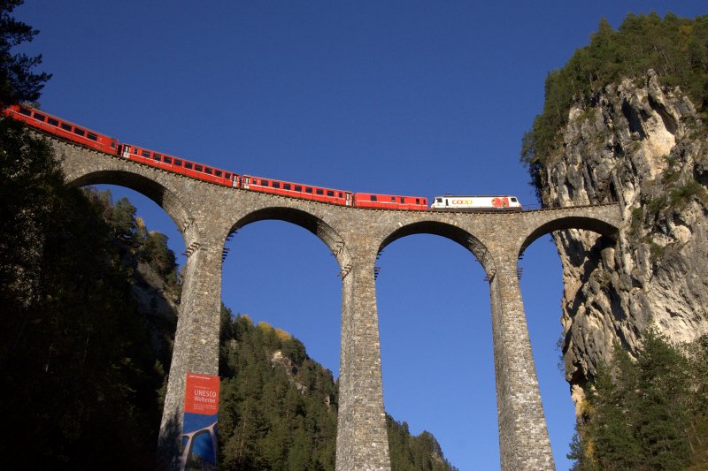 RE 1153 (Chur/St. Moritz) gezogen von Ge 4/4 III 641  Maienfeld  mit Werbung fr  coop  berquert den Landwasser-Viadukt. (Foto: von meiner Frau Gabi am 10.10.2008, zeitgleich wie Bild 259623 von oben)