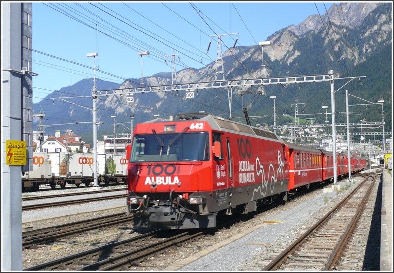 RE 1153 nach St.Moritz mit Ge 4/4 III 642  Breil/Brigels  prescht an mir vorbei aus dem Bahnhof Chur. (24.08.2008)