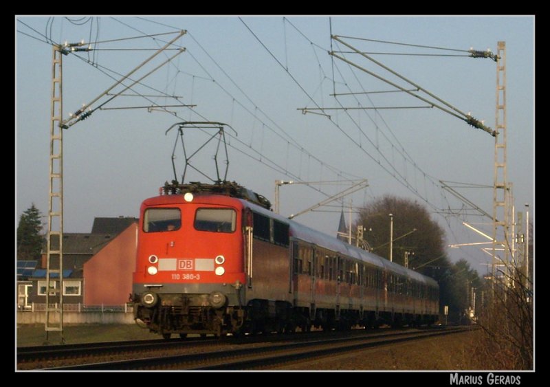 RE 11592 (RE4  Wupper-Express ) mit 110 380 am Km 29.0 der KBS485. 30.1.2009