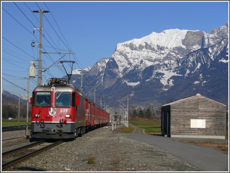 RE 1224 mit Ge 4/4 II 629  Tiefencastel  bei Zizers mit Falknis im Hintergrund. (26.12.2008)