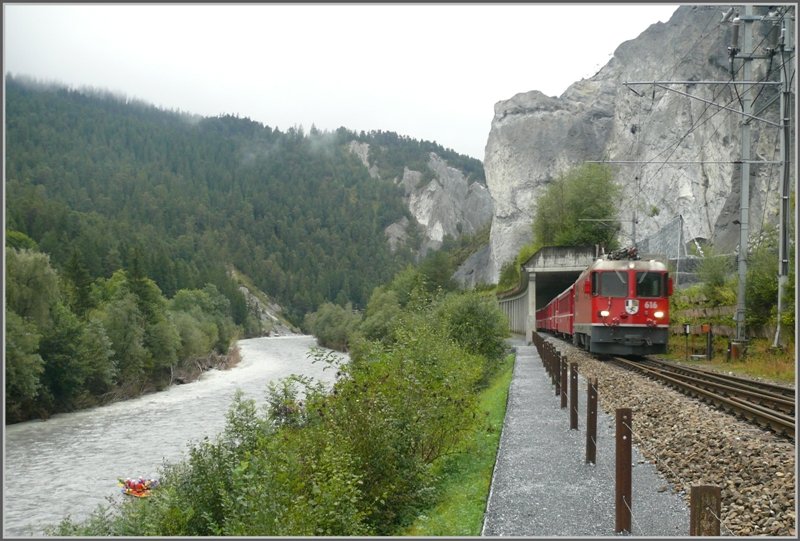 RE 1228 mit Ge 4/4 II 616  Filisur  verlsst die Steinschlaggalerie bei Valendas-Sagogn. Trotz schlechtem Wetter und Hochwasser befinden sich viele Schlauchboote und Kanuten auf dem Vorderrhein.(13.09.2008)