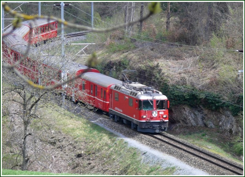 RE 1232 wird von der Ge 4/4 II 613  Domat/Ems  gezogen. (16.04.2009)
