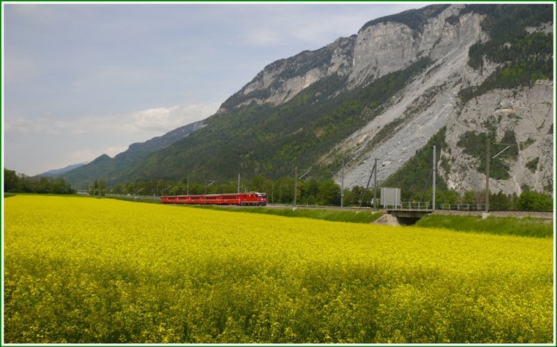 RE 1237 mit Ge 4/4 II 630  Trun  bei Felsberg auf der Fahrt von Disentis nach Ardez. (10.05.2009)