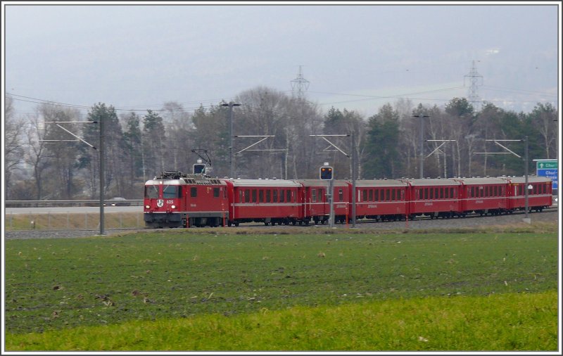RE 1240 nach Disentis/Mustr zwischen Chur West und Felsberg. Gezogen wird der Zug von der Ge 4/4 II 625  Kblis . (14.12.2007)